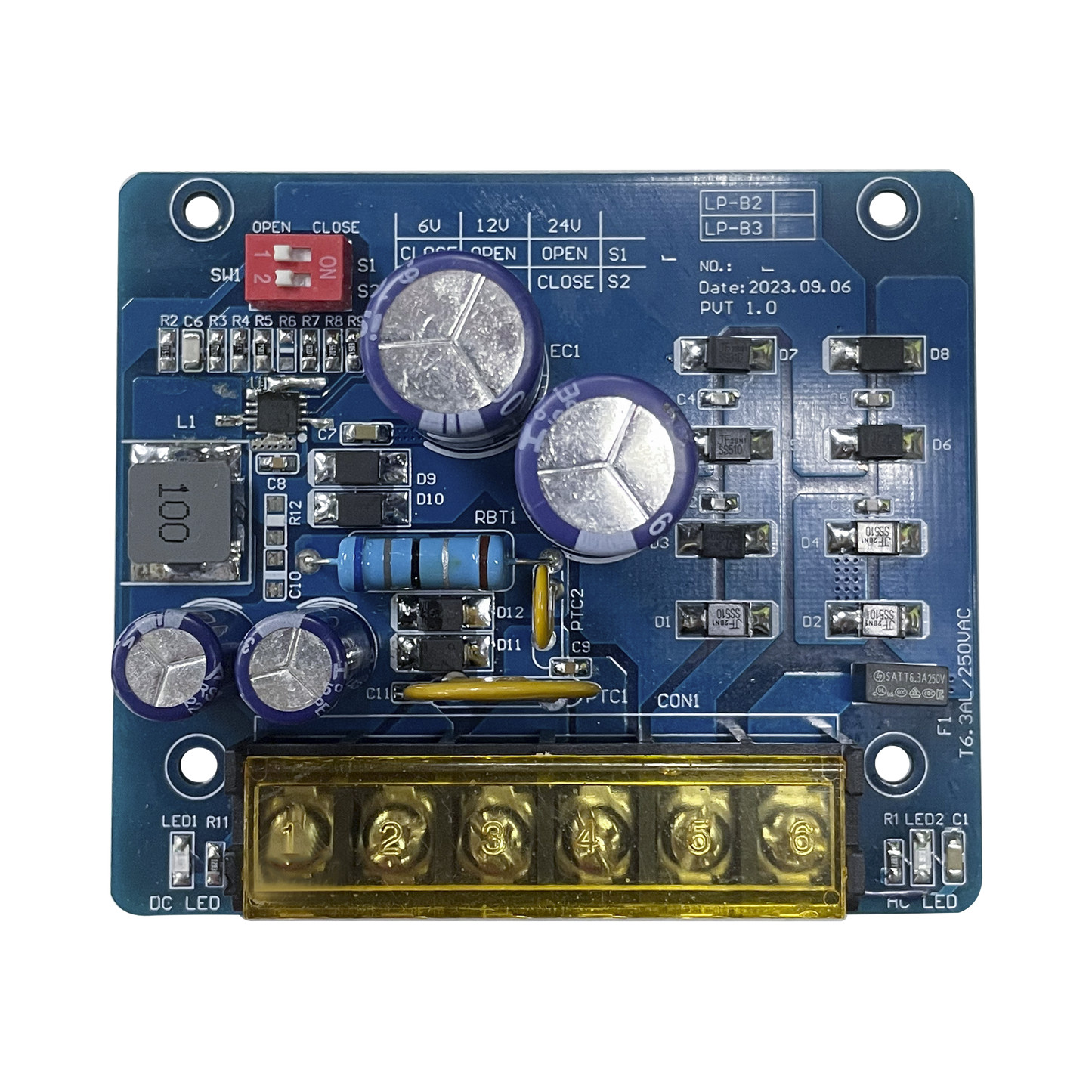 6 o 12 o 24 Vcc @ 2.5 A / Fuente tipo tarjeta/ 1 salida / requiere transformador de entrada / capacidad de baterías / baterías no incluidas.