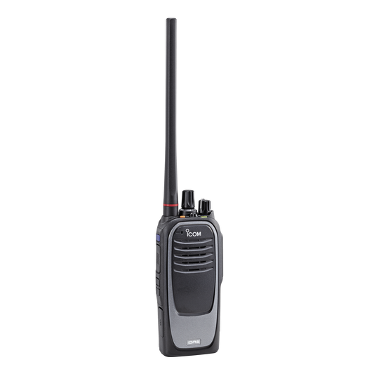 Radio portátil digital y analógico en rango de frecuencia 136-174MHz, 32 canales, 5 W de potencia de RF.  Batería, cargador, antena y clip incluidos.