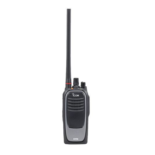 Radio digital NXDN sin pantalla en la banda de UHF, rango de frecuencia 450-512MHz, sumergible IP67, con encriptación DES, GPS,  bluethooth, grabador de voz, 32 canales.  Batería, cargador, antena y clip incluidos.
