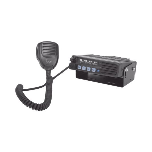 Radio Móvil Analógico en rango de frecuencia 136-174 MHz, 50 W de potencia de RF. Incluye micrófono, cable de corriente y bracket.