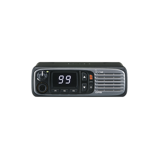 Radio móvil digital con pantalla numérica, en rango de 136-174MHz, de 99 canales seleccionables, GPS, y bluethooth .  Incluye micrófono, cable de corriente y bracket.