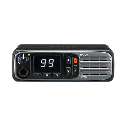 Radio móvil digital con pantalla numérica, en rango de 440-512MHz, de 99 canales seleccionables, GPS, y bluethooth. Incluye micrófono, cable de corriente y bracket.